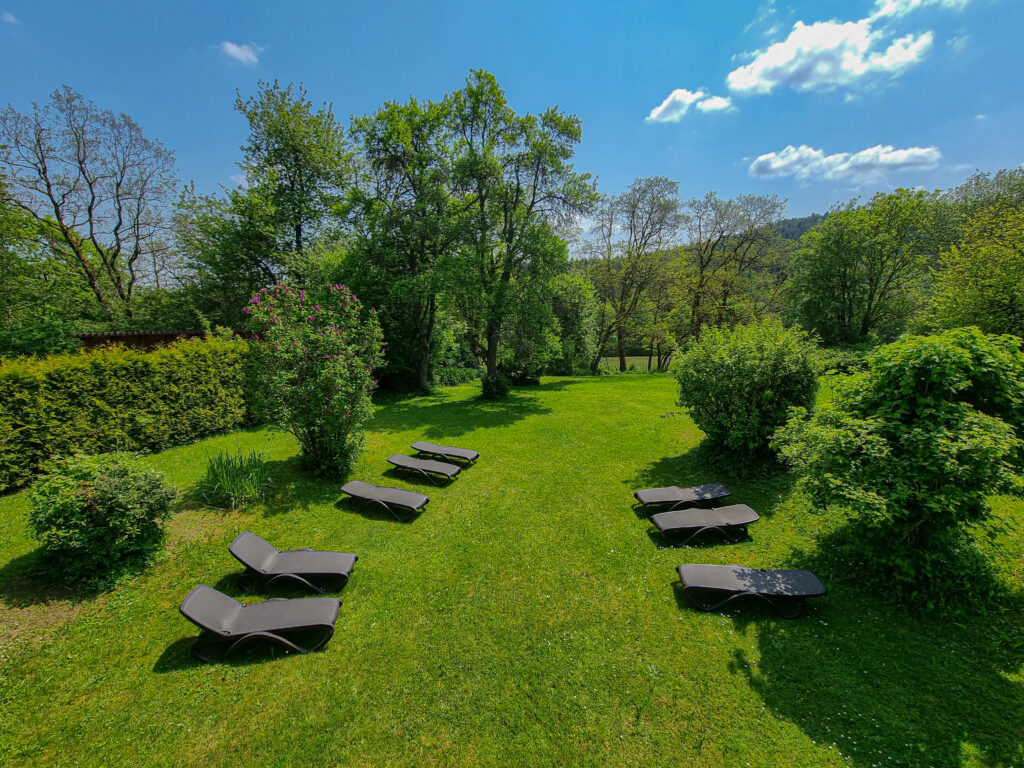Liegewiese im Hotel Landhaus Waldesruh in Lauterbad bei Freudenstadt - Erholung im Schwarzwald