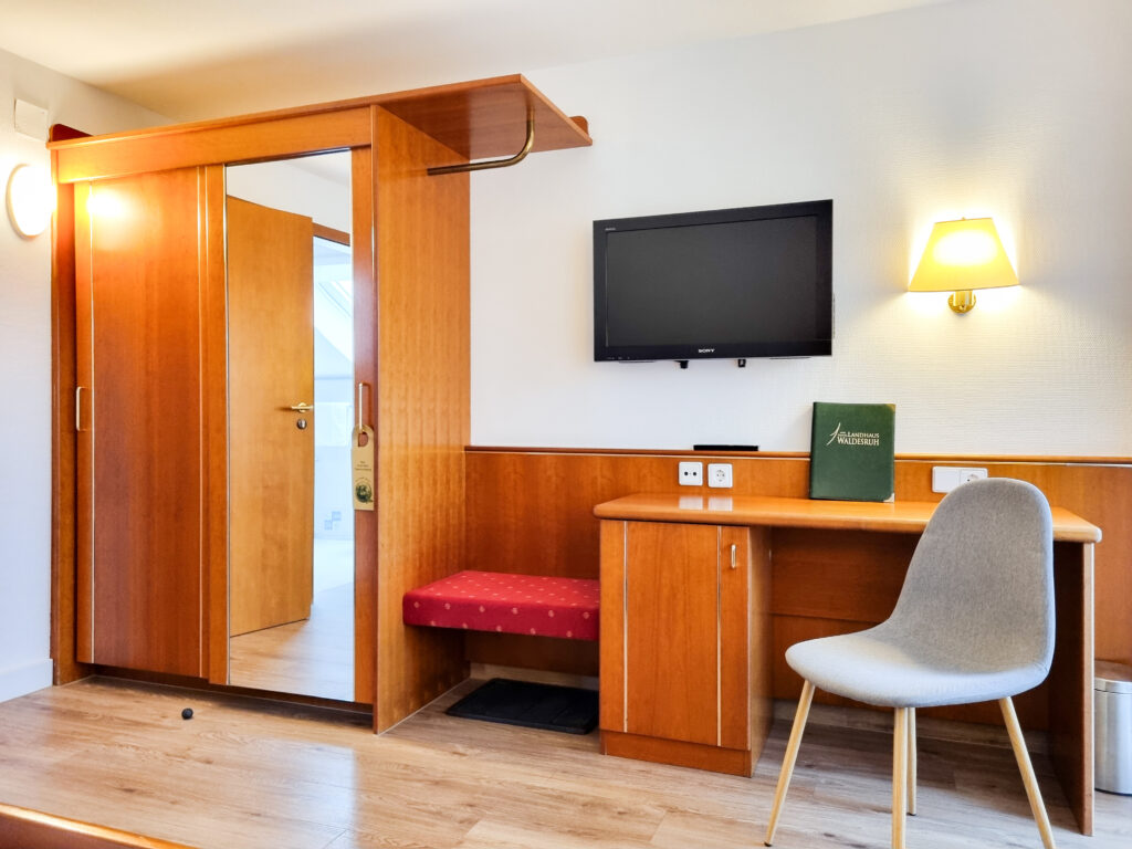 Gemütliches Hotelzimmer im Hotel Landhaus Waldesruh Lauterbad mit Doppelbett, TV und Schwarzwaldflair