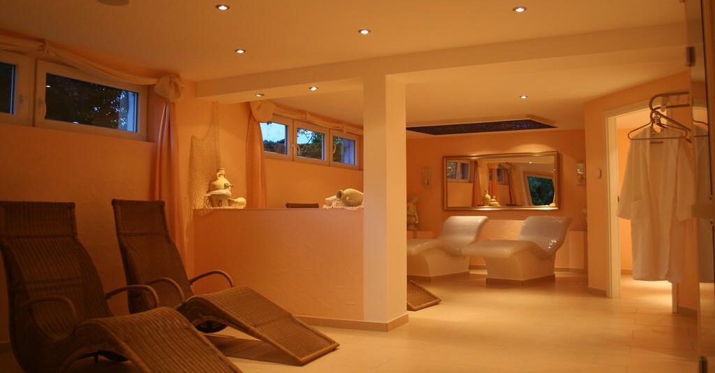 Wellnessbereich mit Ruheliegen und entspannter Atmosphäre im Hotel Landhaus Waldesruh in Lauterbad bei Freudenstadt