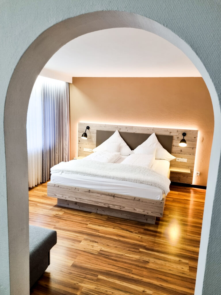 Gemütliches Familienzimmer im Hotel Landhaus Waldesruh in Lauterbad bei Freudenstadt - ideal für Familienurlaub und Erholung im Schwarzwald