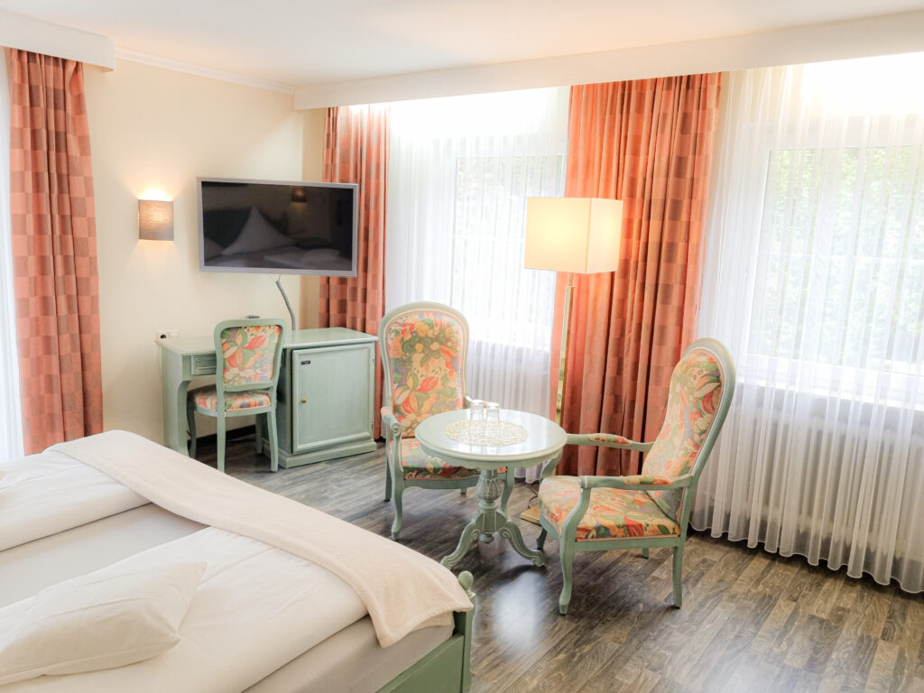 Stilvolles Doppelzimmer mit Balkon im Hotel Landhaus Waldesruh in Lauterbad bei Freudenstadt - gemütliches Zimmer für zwei Personen mit Blick in den Schwarzwald.